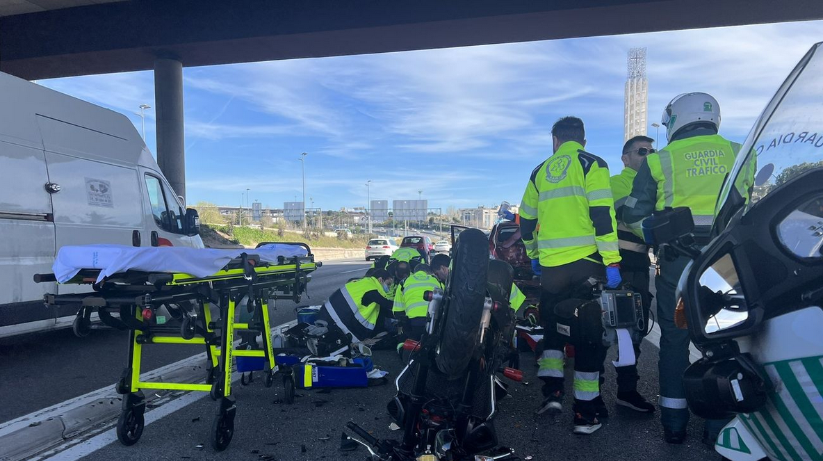 Momento de la atención de los sanitarios de Summa 112 y la Guardia Civil al accidentado. Foto: Telemadrid