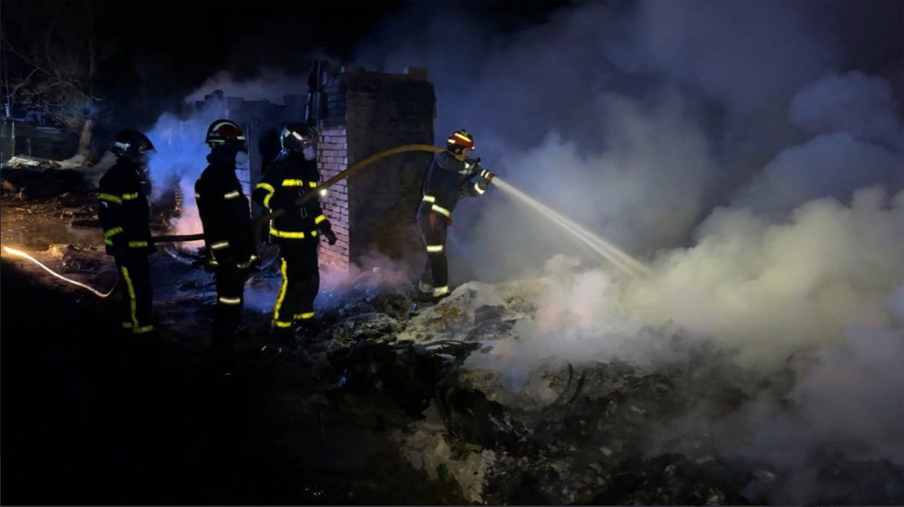Momento del trabajo de los bomberos de la Comunidad de Madrid en el incendio en Arroyomolinos