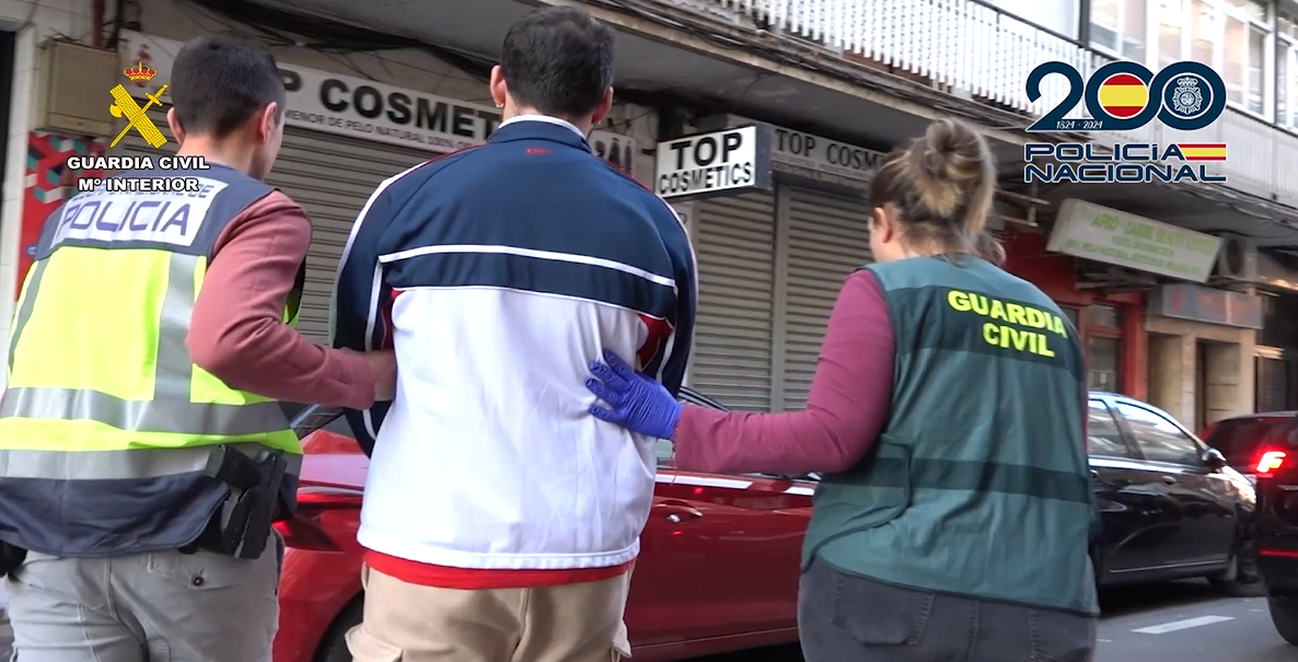 Momento de la detenci&oacute;n de uno  de los presuntos autores de trata de mujeres en Torrej&oacute;n de Ardoz