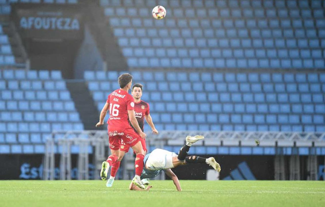 David Alba peleando una posesión en Balaídos | CF Fuenlabrada
