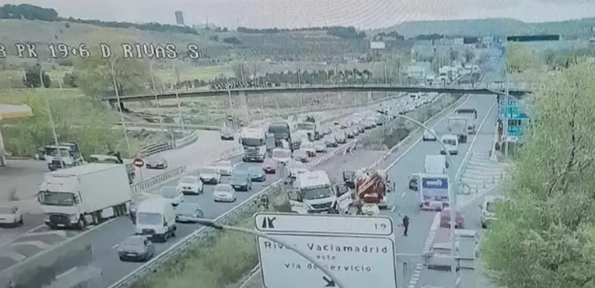 Imagen del accidente ocurrido en la A-3 este martes sobre las 9 h de la ma&ntilde;ana. Foto: Emergencias 112 Comunidad de Madrid