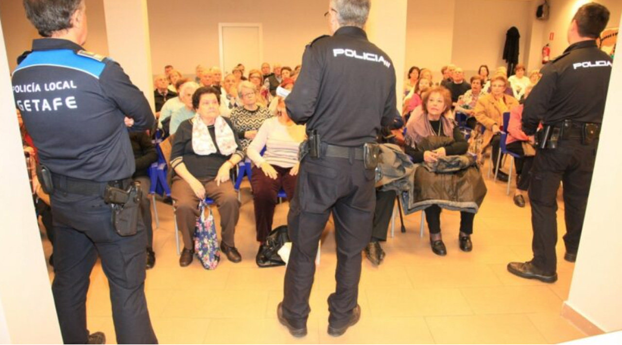 Momento de una de las charlas de Policía Local a los mayores de Getafe