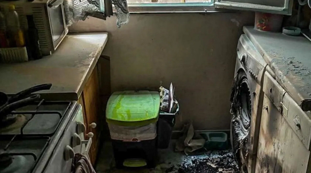 Estado en el que ha quedado la cocina de la viivienda de Torrejón de Ardoz, tras el incendio producido esta mañana