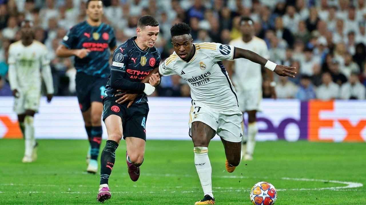 Foden intenta detener a Vinicius en el partido Manchester City - Real Madrid | Rtve