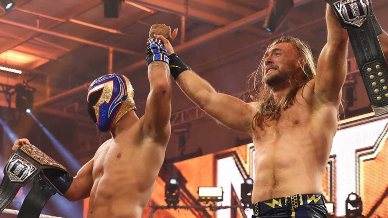 Axiom (a la izquierda de la imagen) se convierte en el primer español en ganar la WWE