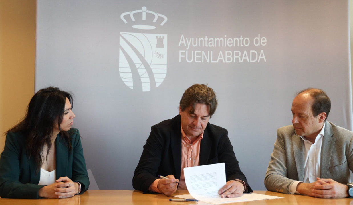 Momento de la firma del convenio entre el Ayuntamiento de Fuenlabrada y Circularcaps