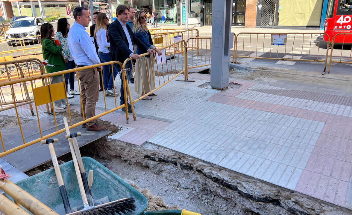 El alcalde de Fuenlabrada en su visita a las obras de la calle Leganés