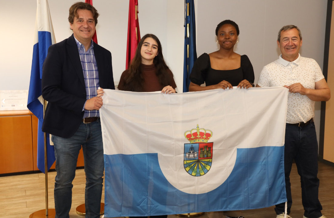 Imagen de las dos estudiantes fuenlabreñas seleccionadas junto con el alcalde y el concejal de Cultura de Fuenlabrada