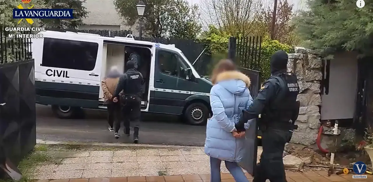 Momento de la detenci&oacute;n de la pareja que presuntamente ten&iacute;a una plantaci&oacute;n de marihuana