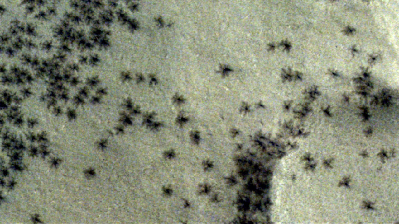 La ESA ha captado estas extrañas formas negras en la superficie de Marte