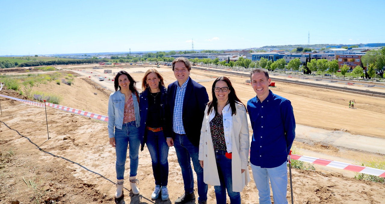 El alcalde de Fuenlabrada junto con concejales y concejales del gobierno local en su visita a las obras del nuevo recinto ferial