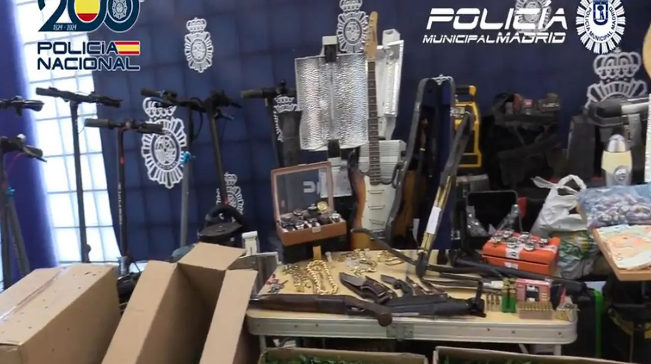 Imagen del material confiscado por Polic&iacute;a Nacional y Policia Municipal de Madrid
