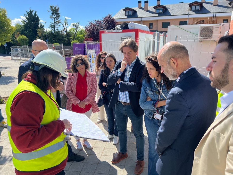 Momento de la visita del alcalde de Fuenlabrada a las obras de la nueva sede de Cruz Roja