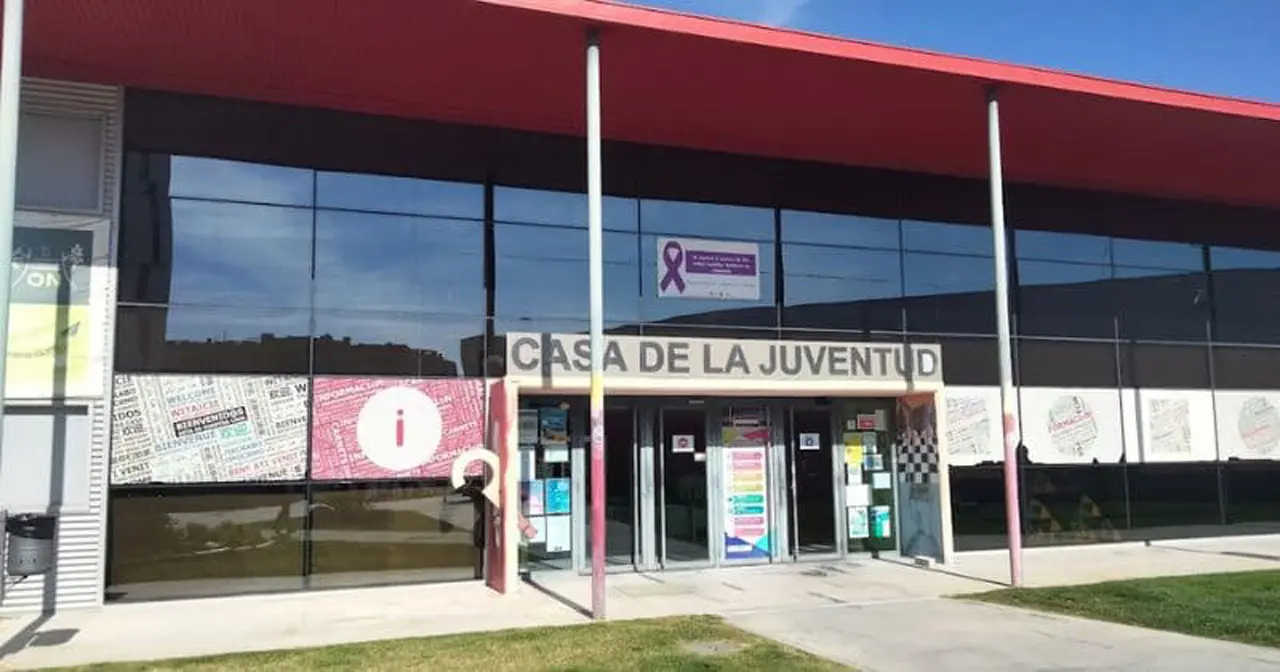 Fachada exterior de la Casa de la Juventud Pedro Zerolo de Parla