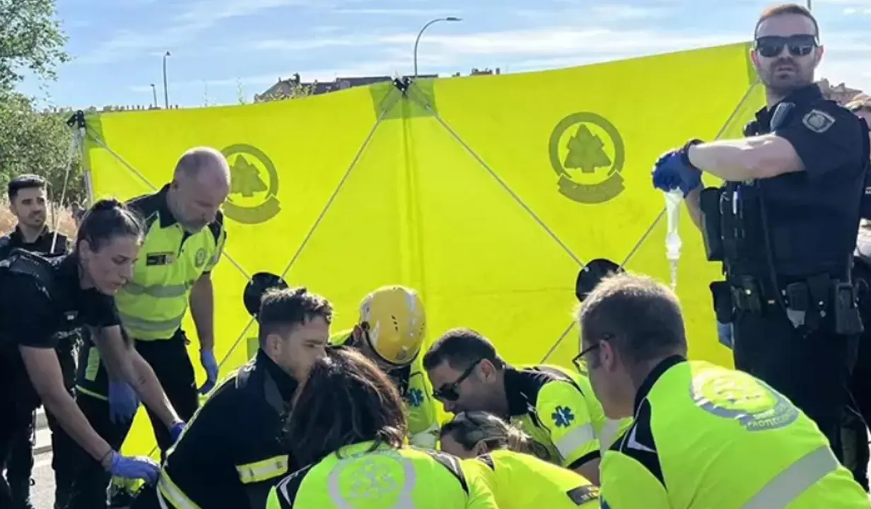 Momento de la intervenci&oacute;n del Samur Protecci&oacute;n Civil en el accidente