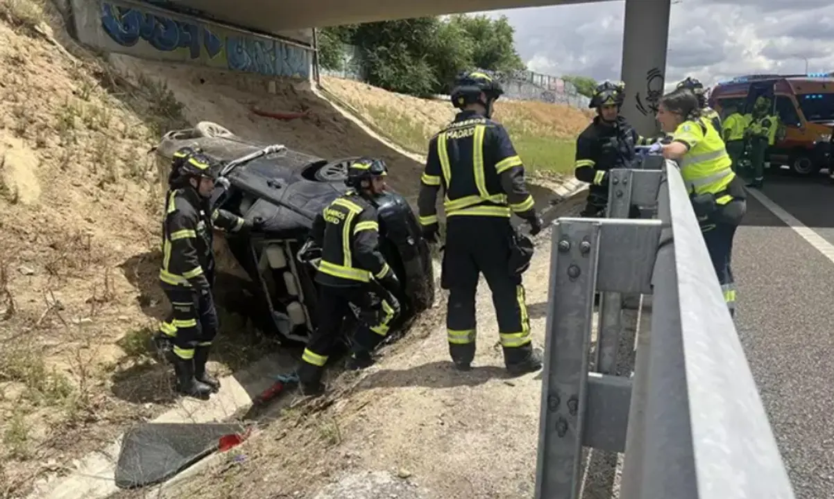 Momento de la intervenci&oacute;n de los bomberos en la labor de retirar el coche siniestrado.