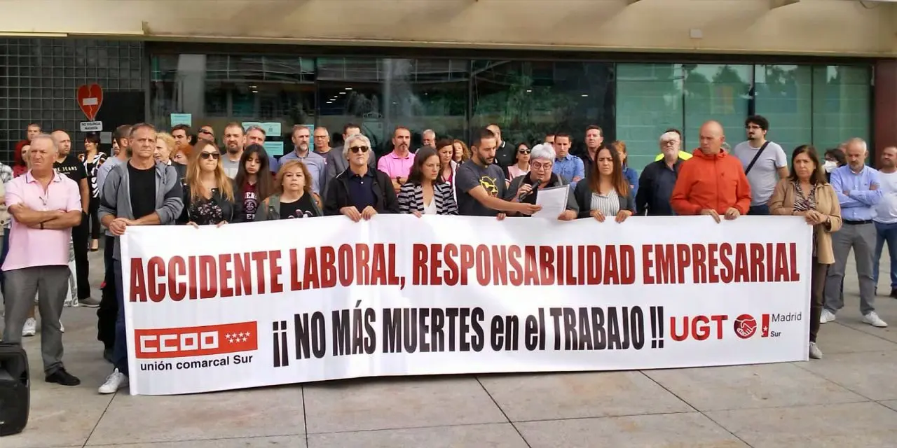 Imagen de una concentraci&oacute;n a las puertas del Ayto. de Fuenlabrada | Sindicatos