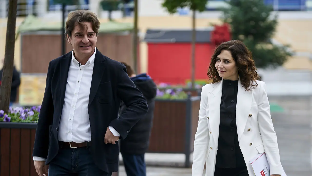 Javier Ayala, Alcalde de Fuenlabrada junto a Isabel D&iacute;az Ayuso, presidenta de la Comunidad de Madrid, en una visita a Fuenlabrada para celebrar un consejo de Gobierno