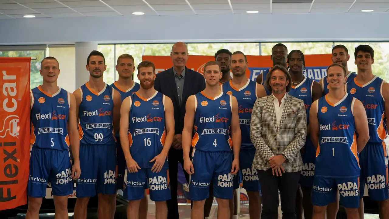 Presentaci&oacute;n de la plantilla del Baloncesto Fuenlabrada en un concesionario de Flwxicar | Imagen: Baloncesto Fuenlabrada