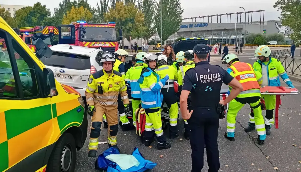 Los servicios de emergencia del 112 eescatando a la mujer atrapada debajo de un veh&iacute;culo en Fuenlabrada | Imagen: 112 Madrid