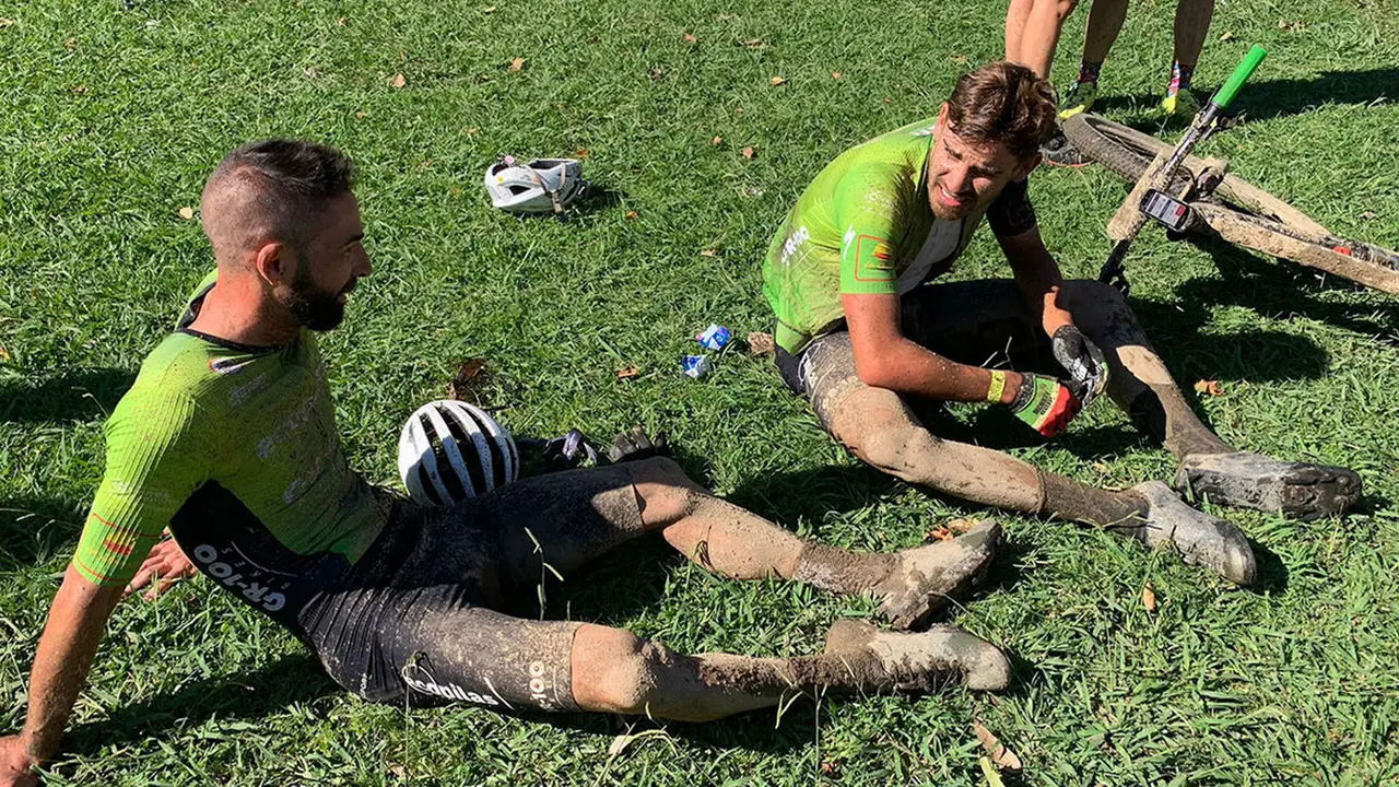 Los ciclistas Marcos Garc&iacute;a (izquierda) y Juan Luis P&eacute;rez (derecha) nada m&aacute;s concluir su participaci&oacute;n en la prueba UCI vasca, MTB Pulm&oacute;n de Acero, la pasada semana | Imagen: Extremadura-Ecopilas