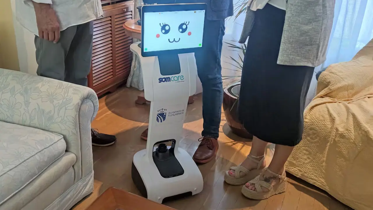 TEMI fue el primer robot del programa en probarse en casa de una persona dependiente | Ayto. de Fuenlabrada