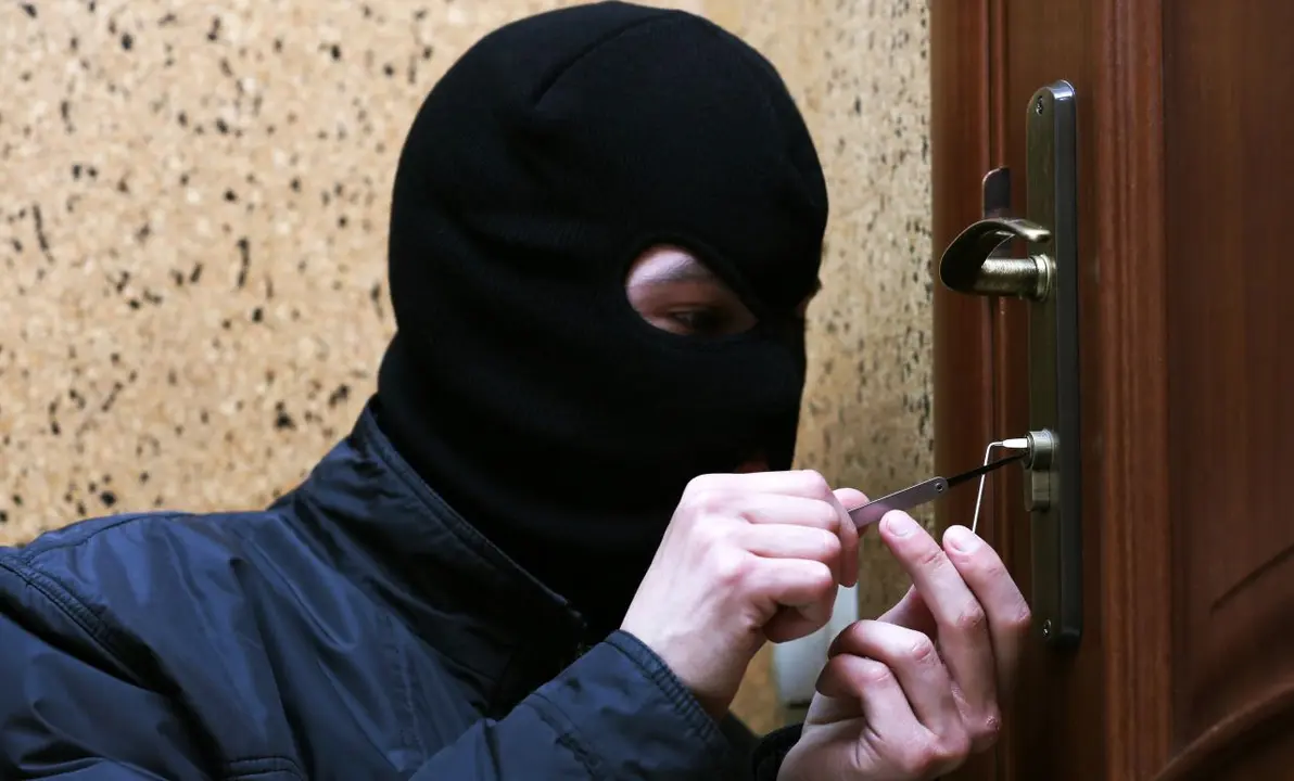 Detenido un var&oacute;n in fraganti en Fuenlabrada cometiendo robos en domicilios | depositphotos.com