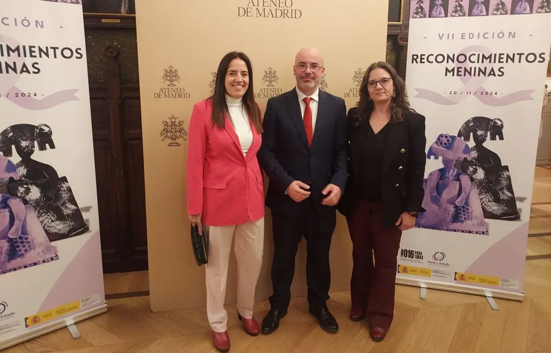 M&oacute;nica Sebasti&aacute;n y Raquel L&oacute;pez junto con el delegado del gobierno en Madrid, tras recoger el premio Meninas