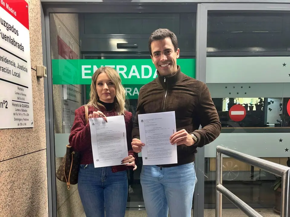 Ospina abogados en la puerta de entrada de los Juzgados de Fuenlabrada