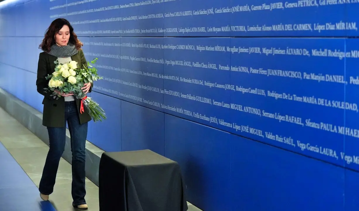 D&iacute;az Ayuso deposita flores en recuerdo de las v&iacute;ctimas del atentado de Atocha | CAM