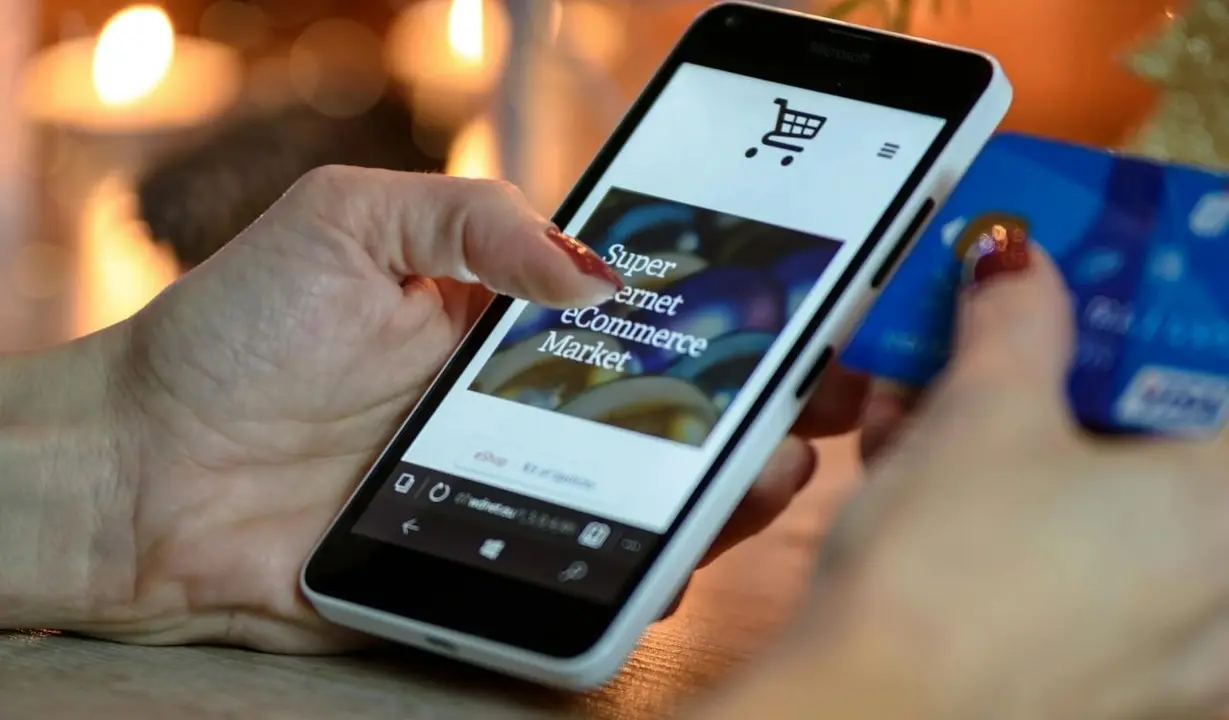 Utilizaci&oacute;n del movil para compras online | pexels.com
