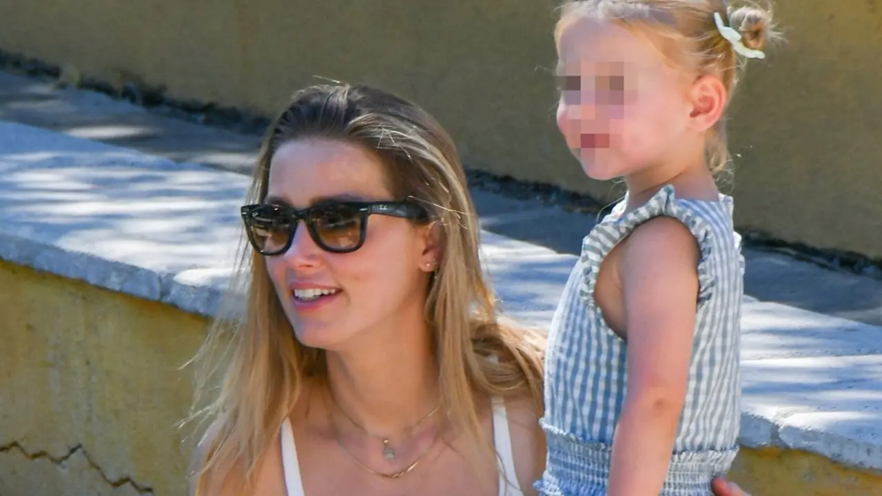 Amber Heard con su primera hija | Instagram