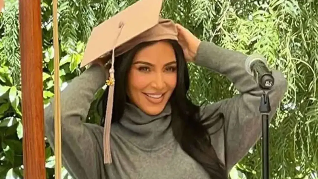 Kim Kardashian luce orgullosa su birrete de graduada | Instagram