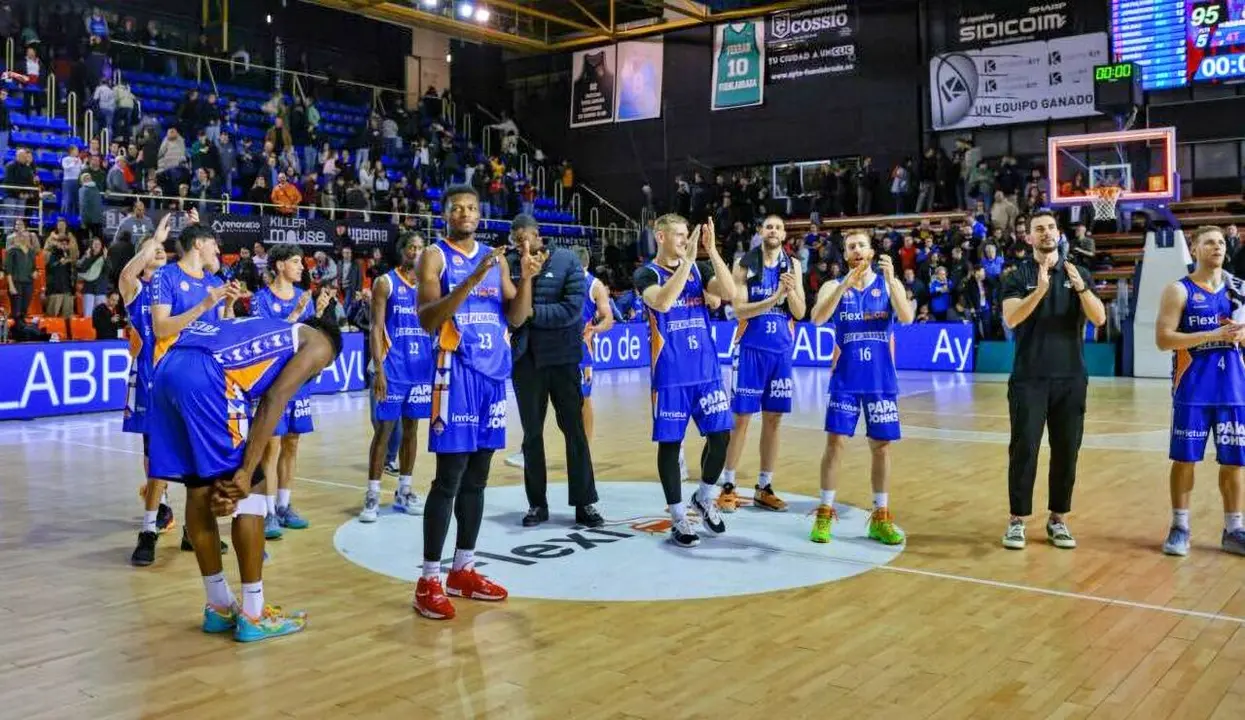 Los jugadores del Flexicar Fuenlabrada aplauden a su afici&oacute;n | Foto: Gigantes del Basket