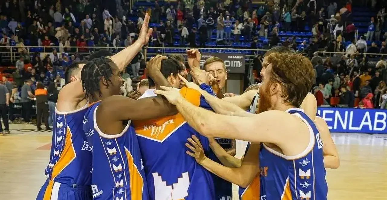 Los jugadores del Flexicar Fuenlabrada celebran su victoria frente al Tezana Burgos | Foto: Alba Pacheco - Diario de Madrid