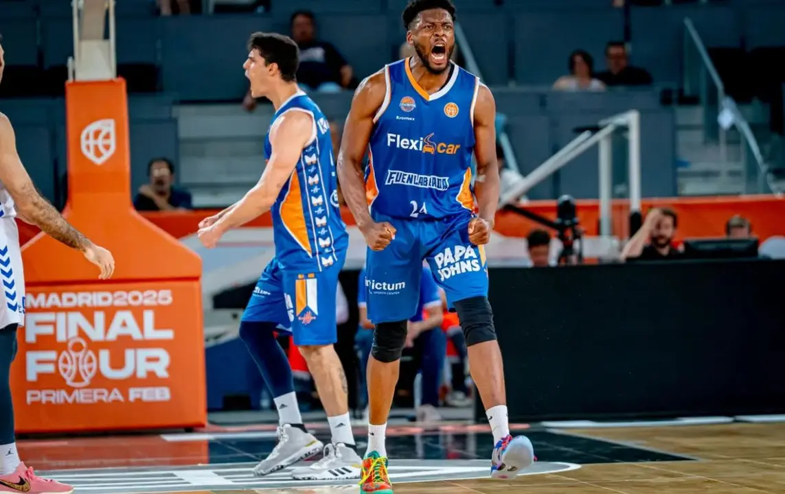 Ngowbo, jugador del Flexicar Fuenlabrada, celebrando una de sus canastas frente al Palencia | Baloncesto FEB