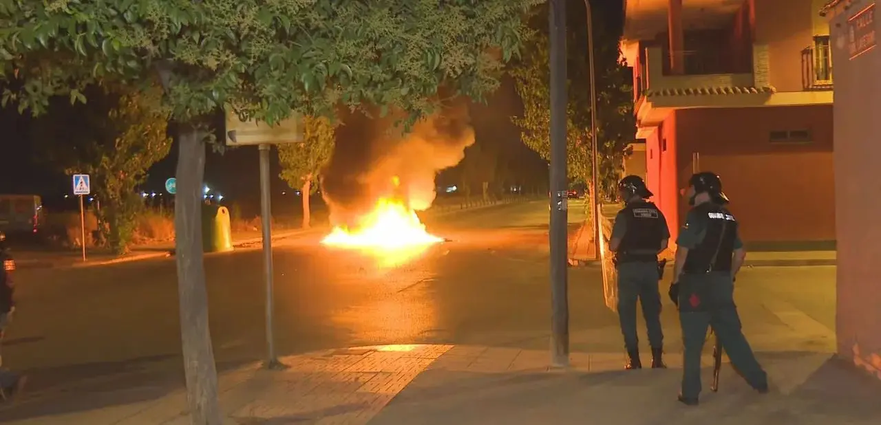 Incendio de contenedores en los disturbios de Torre Pacheco | agencias
