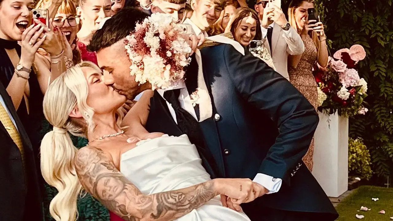 El beso de pel&iacute;cula del ya matrimonio | Instagram