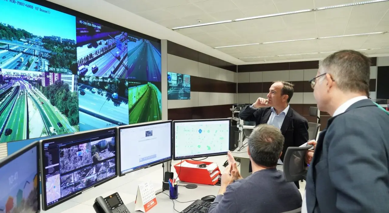 Sala de pantallas para la gesti&oacute;n del tr&aacute;fico