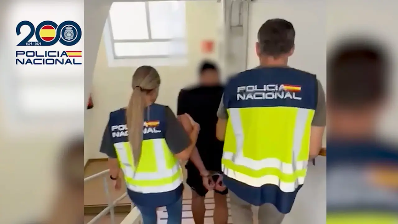 El detenido, escoltado por la Polic&iacute;a | CNP