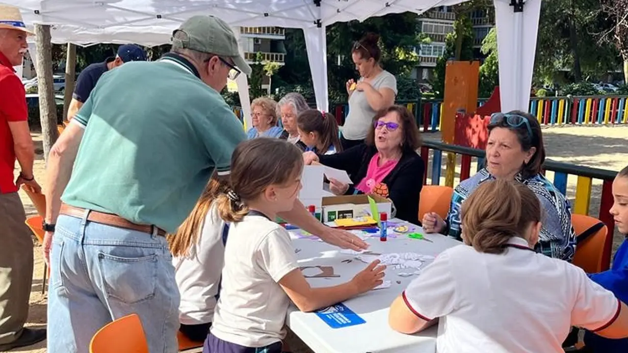 Mayores y ni&ntilde;os compartiendo actividades | Ayto. de Fuenlabrada