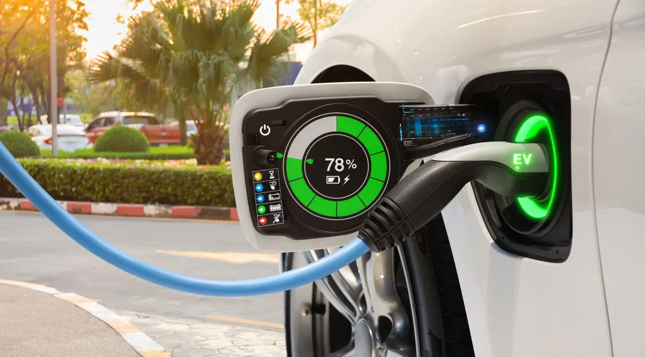 Coche el&eacute;ctrico recargando la bater&iacute;a