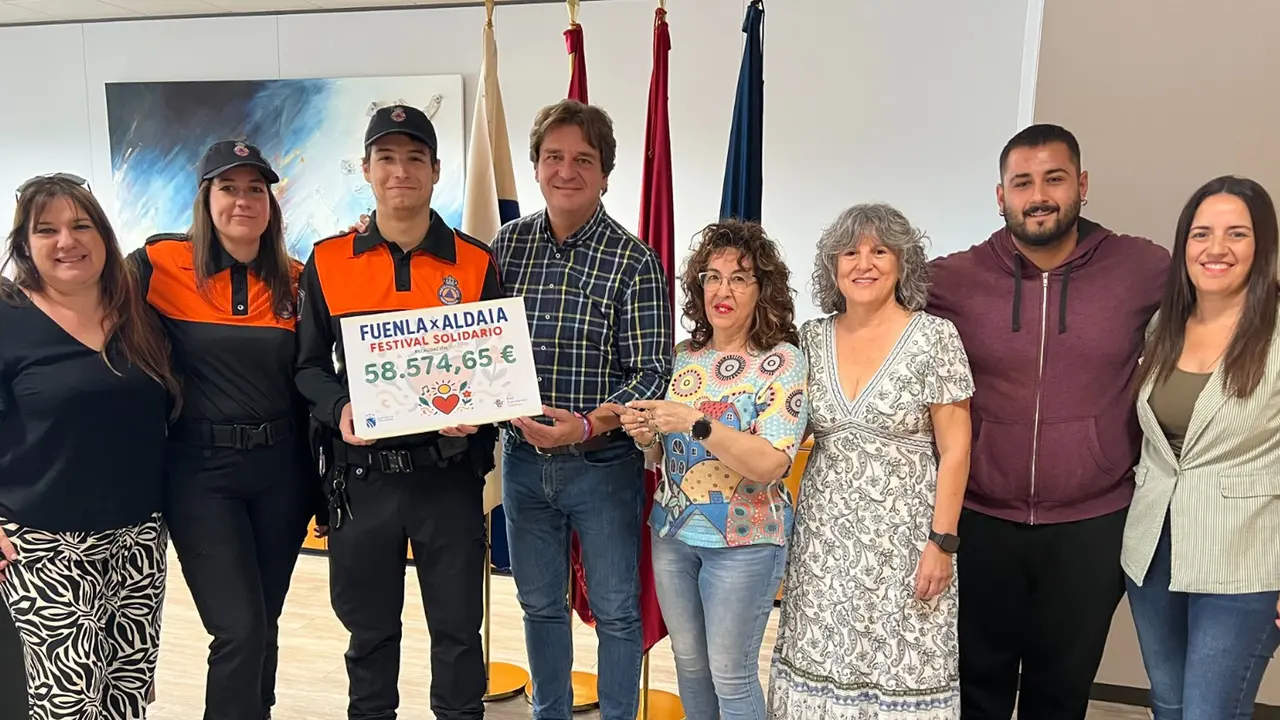Javier Ayala con miembros de la Mesa por la Convivencia y Protecci&oacute;n Civil | Ayto. de Fuenlabrada