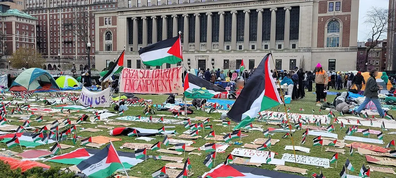 un campamento de solidaridad con Gaza con banderas palestinas | Autor: Abad Dirania