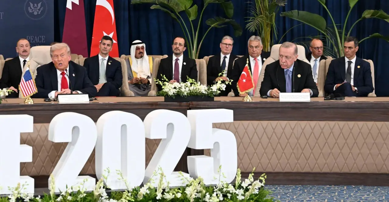 Acto protocolario en la firma del acuerdo de Paz entre Israel y Ham&aacute;s en Sharm el-Sheij (Egipto)