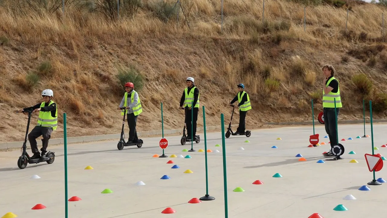 J&oacute;venes haciendo el circuito con patinete | Ayto. de Arroyomolinos