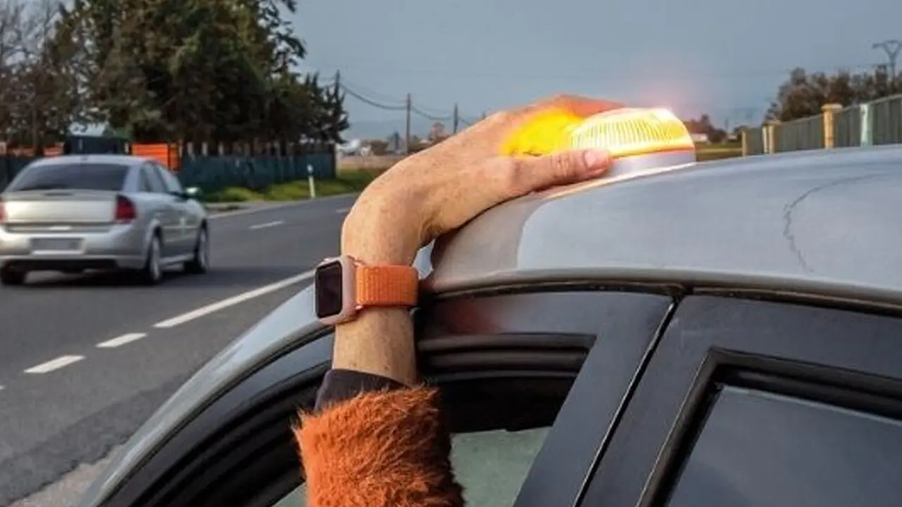 La luz de emergencia V16 deber&aacute; ir ubicada en la guantera | Ayto. de Fuenlabrada