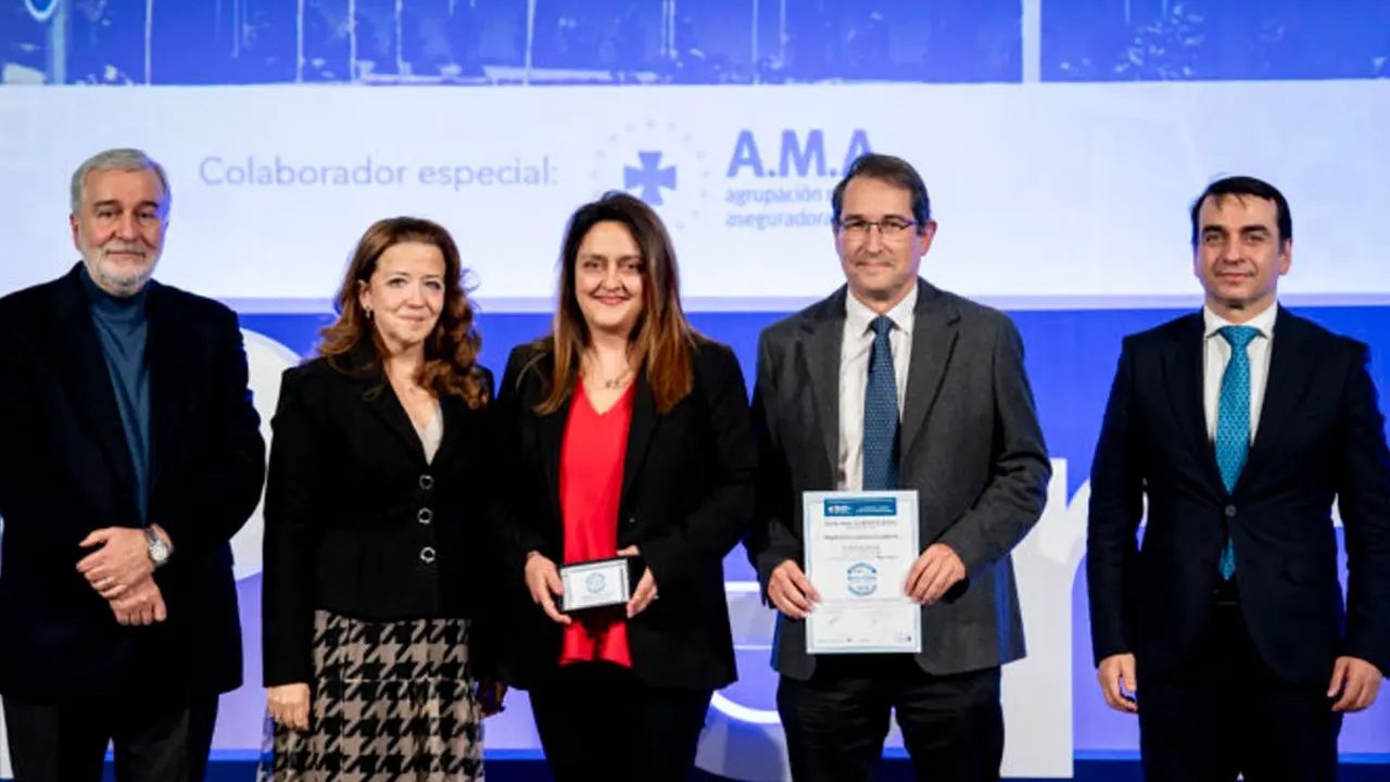 Equipo del Hospital de Fuenlabrada recibiendo el premio | HUF