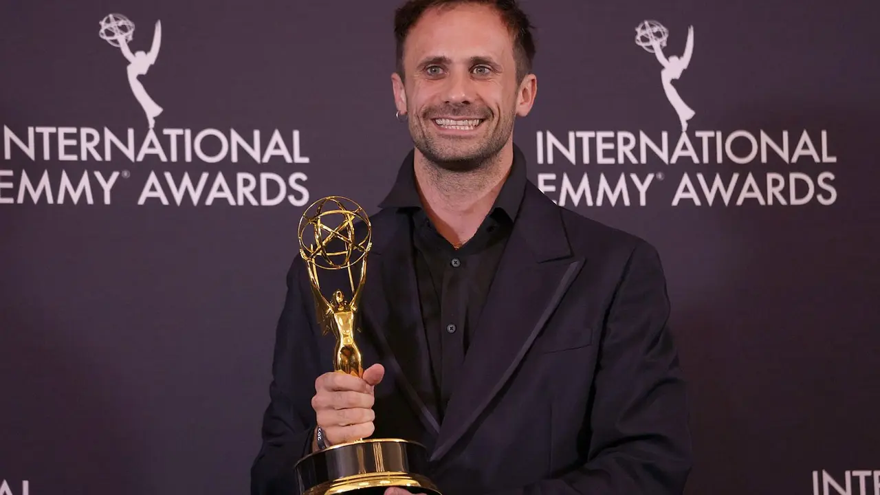 Oriol Pla posa con su Emmy Internacional | EFE