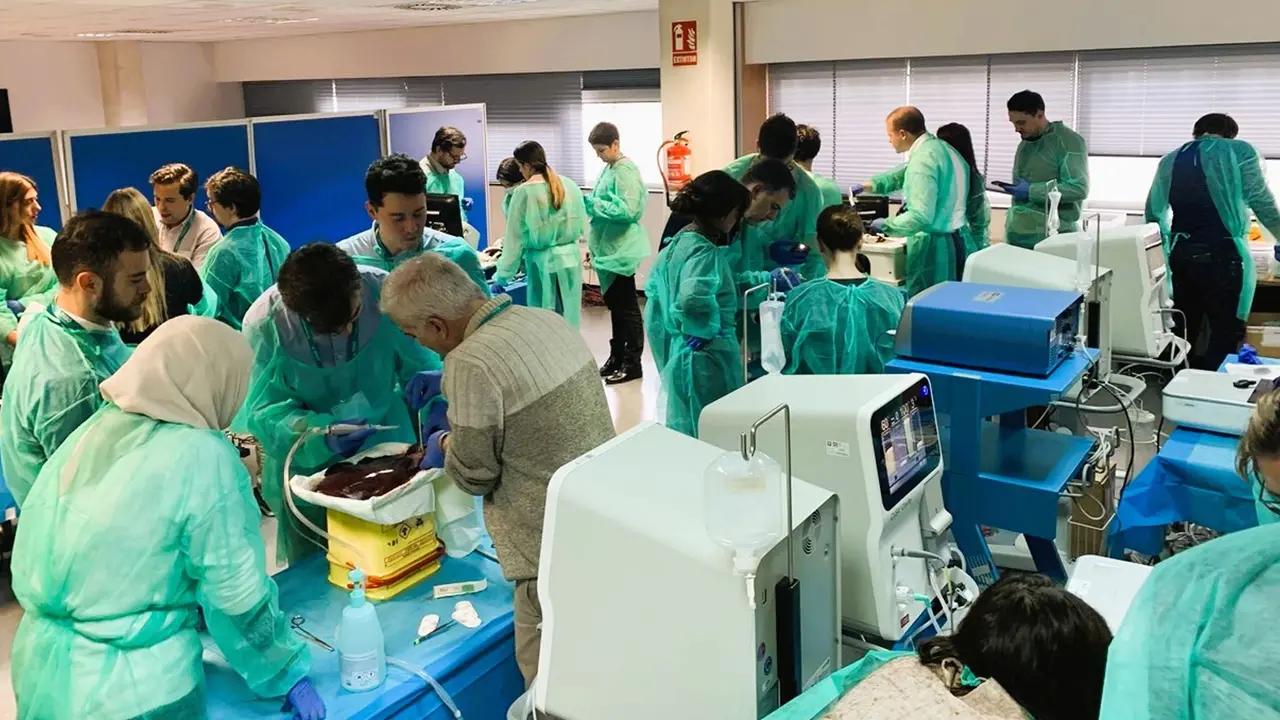 Personal m&eacute;dico asistente al curso de cirug&iacute;a hep&aacute;tica | HUF